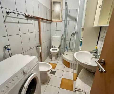 Első vonal a tenger felé - három apartmanos vendégház kerttel, garázzsal és kilátással a tengerre Trogirban - pic 13