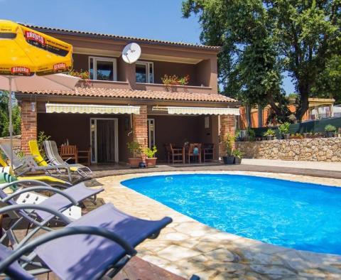 House with pool in a quiet location overlooking the sea 