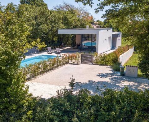 Moderne Villa mit Swimmingpool in wunderbarer Lage - foto 6