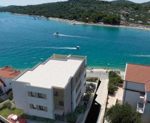 Unité de luxe de 2 chambres en 1ère ligne de mer à Murter 