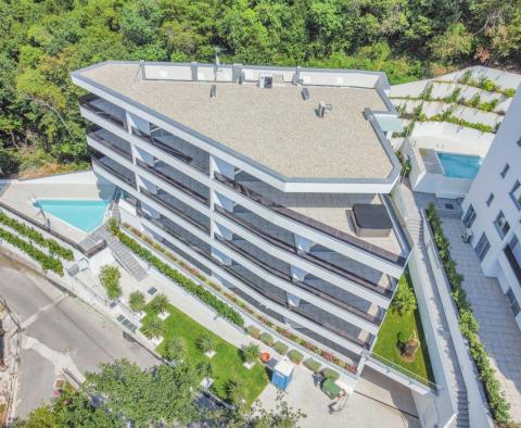 Doskonały penthouse w nowym budynku z widokiem na morze, wspólny basen, garaż w Opatiji! 