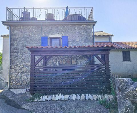 À prix réduit ! Maison en pierre adaptée avec toit-terrasse sur l'île de Krk, à vendre ! 