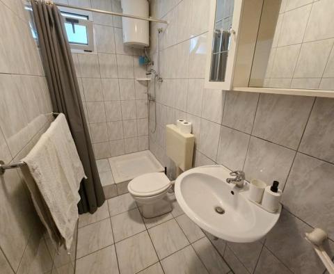 Dům se 3 apartmány a střešní terasou v centru Makarské - pic 12