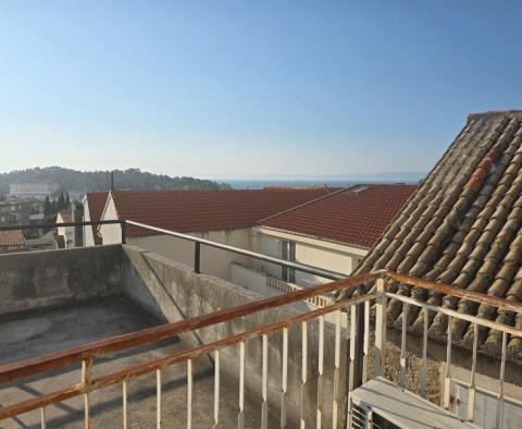 House with 3 apartments and roof terrace in the heart of Makarska 