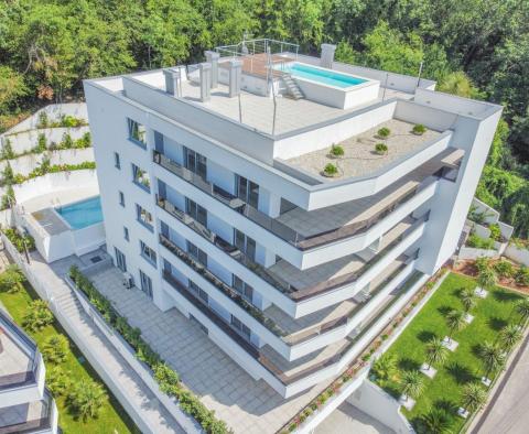 Appartements dans un immeuble neuf avec vue mer, piscine partagée, garage à Opatija 