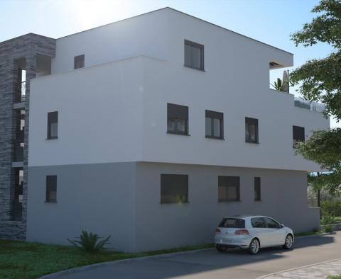 Prostorný nový byt se zahradou v Kašteli - pic 8