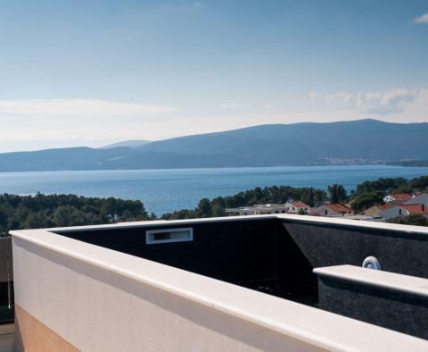 Dvoupatrový luxusní penthouse se střešní terasou a bazénem 
