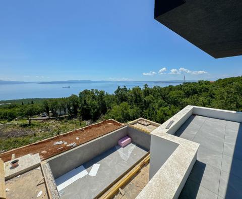 Exklusive Maisonette-Villa mit Pool und Garage und Panoramablick auf das Meer in Kostrena - foto 7