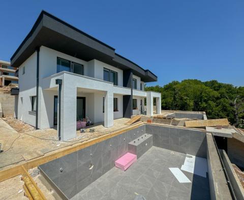 Exkluzivní mezonetová vila s nekonečným bazénem, garáží, zahradou, panoramatickým výhledem na moře v Kostrena - pic 4