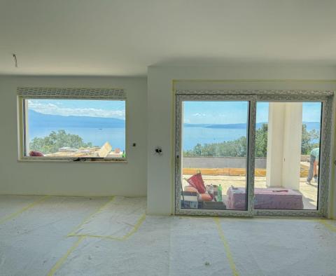 Komplex dvou exkluzivních mezonetových vil s vlastním bazénem, garáží a panoramatickým výhledem na moře - pic 19