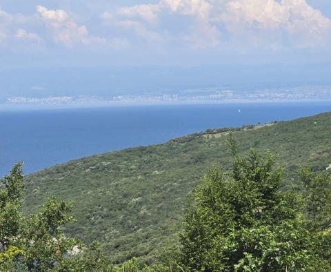 Baugrundstück mit wunderschönem Meerblick, ideal für den Bau von zwei Villen in der Gegend von Rabac 