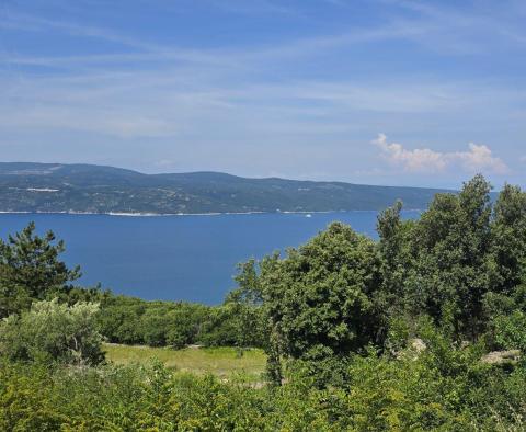 Baugrundstück mit wunderschönem Meerblick, ideal für den Bau von zwei Villen in der Gegend von Rabac - foto 2