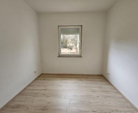 Dvoupokojový apartmán v přízemí v klidné lokalitě v Stinjan - pic 22