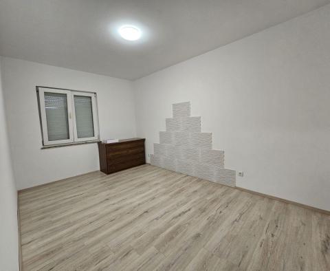 Két hálószobás apartman a földszinten, csendes helyen Stinjanban - pic 26