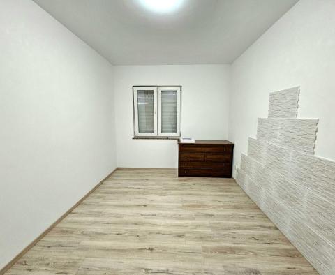 Dvoupokojový apartmán v přízemí v klidné lokalitě v Stinjan - pic 27