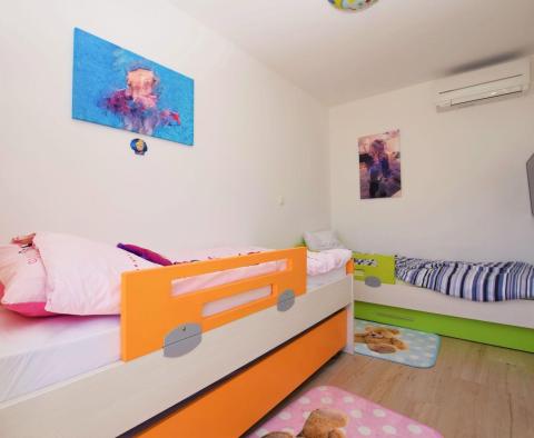 Kivételes 2 hálószobás apartman medencére és tengerre néző kilátással Krk szigetén - pic 12