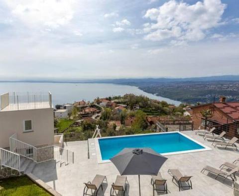 Appartement au rez-de-chaussée avec 3 chambres, vue panoramique sur la mer et piscine 