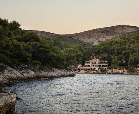 Luxusní 1. linie vily nebo butikové nemovitosti na prodej na ostrově Hvar v blízkosti pláže a mola - pic 8