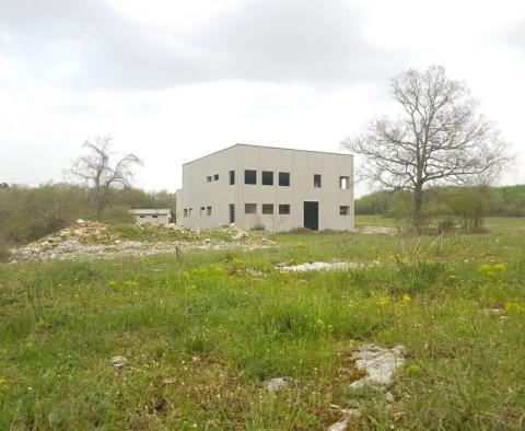 Terrain et hangar de stockage à Barban 