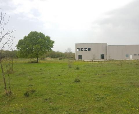 Terrain et hangar de stockage à Barban - pic 2