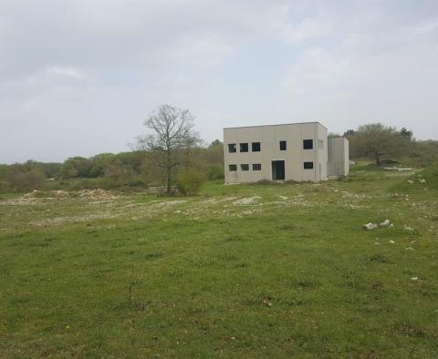 Terrain et hangar de stockage à Barban - pic 4