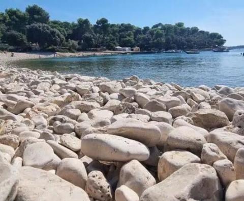 Terrain urbanisé à Stoja, Pula, à seulement 100 mètres de la mer 