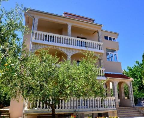 Maison d'appartements près de la mer à Malinska, à vendre 