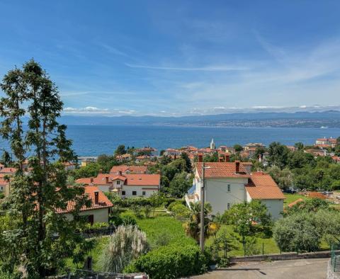 Schönes neues Gebäude in der Nähe des Strandes und der Stadt Lovran - foto 2