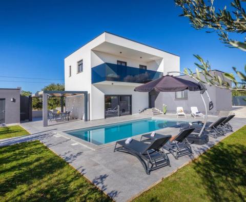 Villa familiale moderne proche des plages à Liznjan, à vendre 