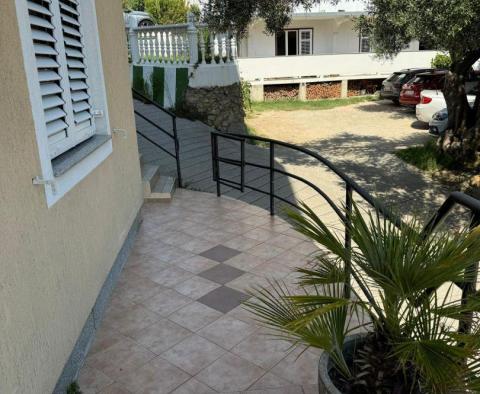 Maison individuelle avec appartements dans un emplacement privilégié sur l'île de Rab, à vendre - pic 2