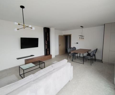 Luksusowy apartament na parterze z podgrzewanym basenem w Porec, na sprzedaż 