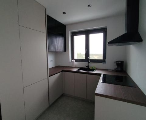 Luksusowy apartament na parterze z podgrzewanym basenem w Porec, na sprzedaż - pic 4