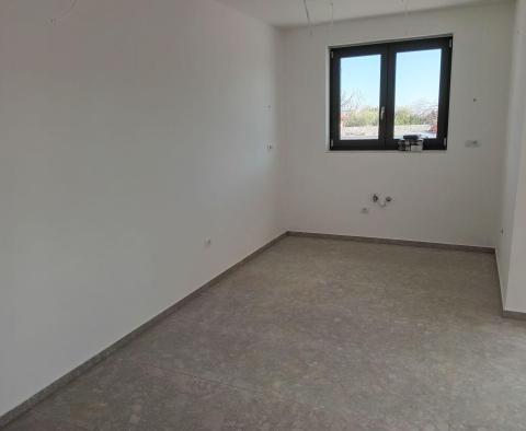 Luksusowy apartament na parterze z podgrzewanym basenem w Porec, na sprzedaż - pic 10