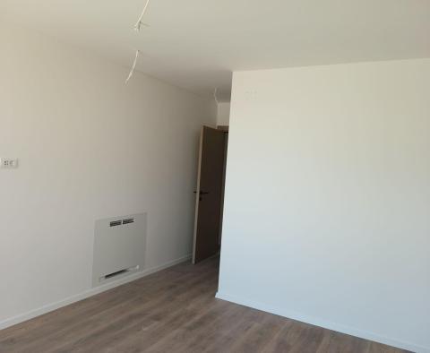 Luksusowy apartament na parterze z podgrzewanym basenem w Porec, na sprzedaż - pic 11