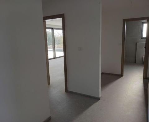 Luksusowy apartament na parterze z podgrzewanym basenem w Porec, na sprzedaż - pic 14