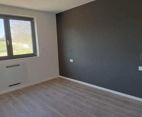 Luksusowy apartament na parterze z podgrzewanym basenem w Porec, na sprzedaż - pic 17