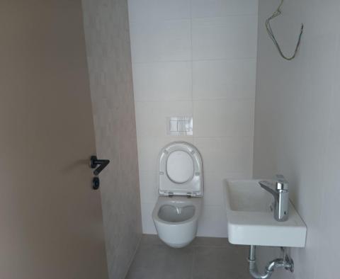 Luksusowy apartament na parterze z podgrzewanym basenem w Porec, na sprzedaż - pic 18