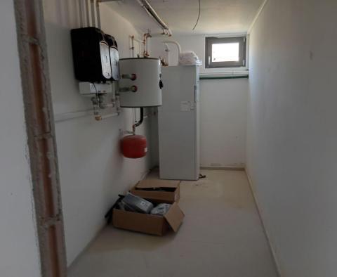 Luksusowy apartament na parterze z podgrzewanym basenem w Porec, na sprzedaż - pic 19