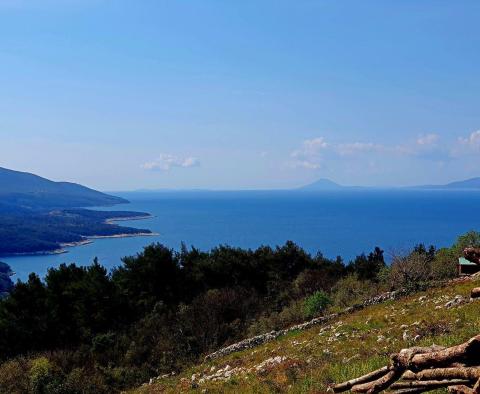 Jedinečný urbanizovaný pozemek s výhledem na moře, v oblasti Rabac, na prodej 