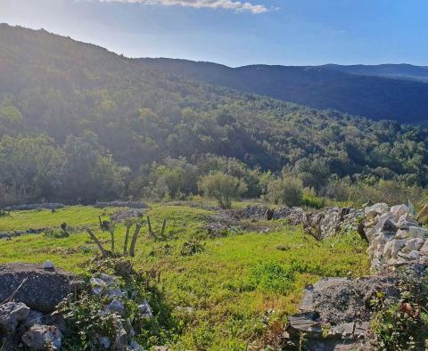 Jedinečný urbanizovaný pozemek s výhledem na moře, v oblasti Rabac, na prodej - pic 3