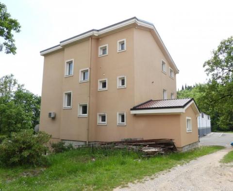 Beeindruckendes Haus mit 4 Wohnungen zum Verkauf in Matulji, über Opatija auf 3740 qm. vom Land! - foto 5