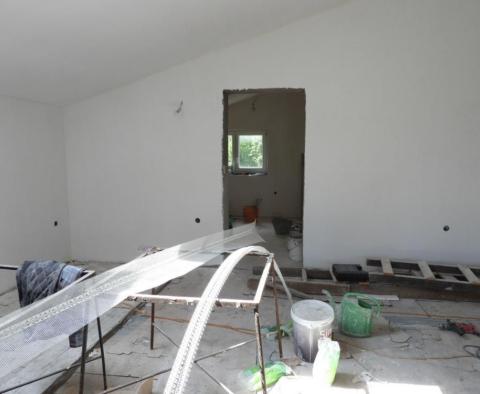 Beeindruckendes Haus mit 4 Wohnungen zum Verkauf in Matulji, über Opatija auf 3740 qm. vom Land! - foto 18