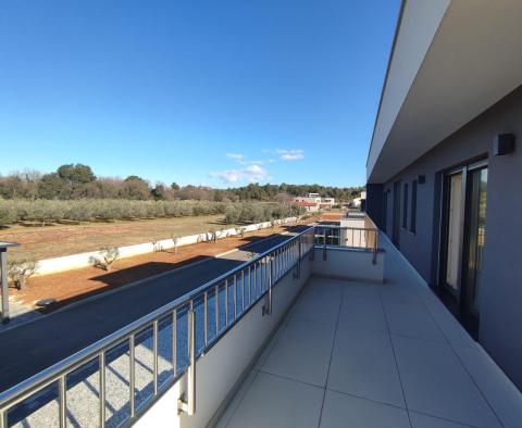 Villa neuve moderne avec vue sur la mer dans une copropriété fermée de Banjole, à 50 m de la mer, à vendre - pic 30