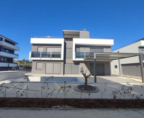 Villa neuve moderne avec vue sur la mer dans une copropriété fermée de Banjole, à 50 m de la mer, à vendre - pic 41