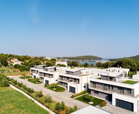 Villa neuve moderne avec vue sur la mer dans une copropriété fermée de Banjole, à 50 m de la mer, à vendre - pic 43