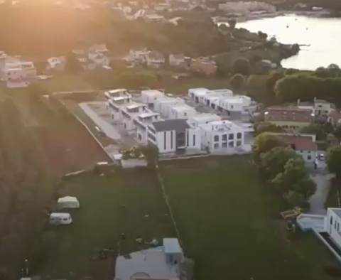 Villa neuve moderne avec vue sur la mer dans une copropriété fermée de Banjole, à 50 m de la mer, à vendre - pic 11