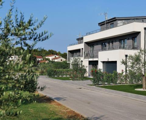 Villa neuve moderne avec vue sur la mer dans une copropriété fermée de Banjole, à 50 m de la mer, à vendre - pic 9