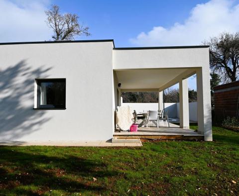 Modernes Einfamilienhaus in unmittelbarer Nähe zum Meer in Liznjan, zu verkaufen - foto 2