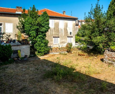 Floor of a building with a garden in the city center of Rovinj, for sale - pic 2