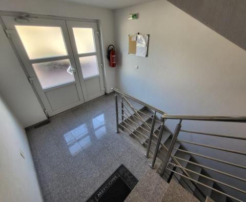 Wohnung mit Garage in großartiger Lage in Rovinj, zu verkaufen - foto 9